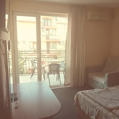 Laura 2 Приморсько