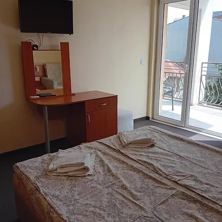 Laura 2 Приморсько