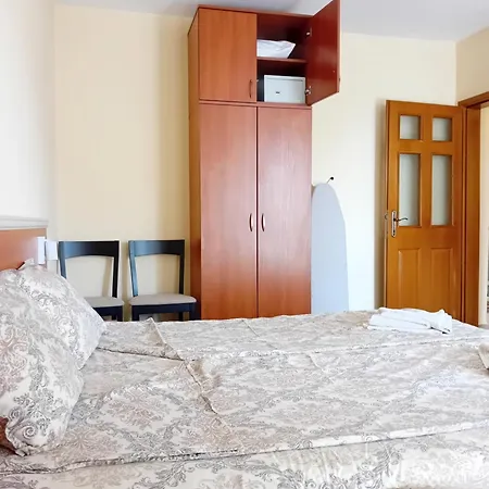 Laura 2 * Приморсько